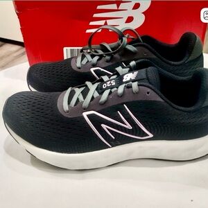 New Balance 520 V8 Running Shoe - Black & White - Size 9.5 Womens